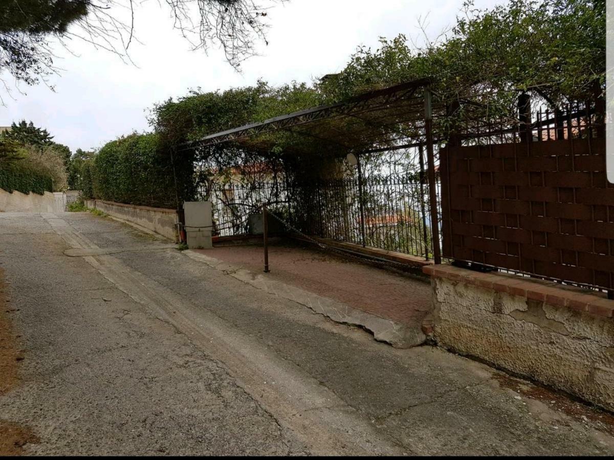 Villa Del Golfo Urio With Swimming Pool Shared By The Two Apartments Santa Flavia Exterior foto